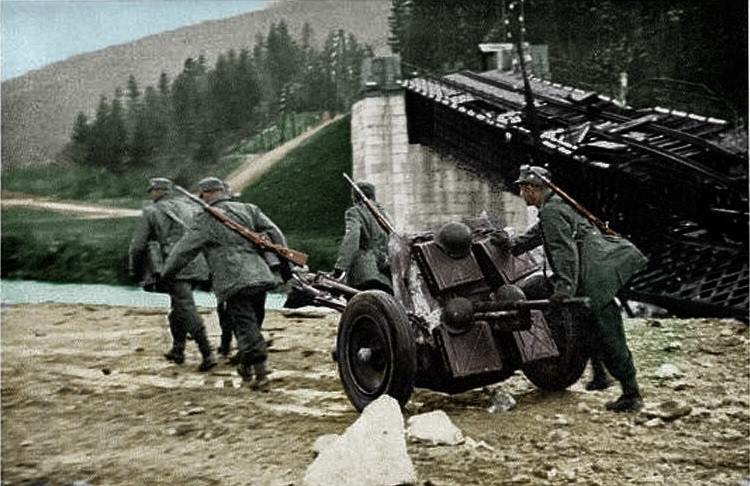 Tako kot železniški je 100 metrov južneje aprila 1941 padel tudi prvi Kolterjev most, ki ni dočakal niti treh let.